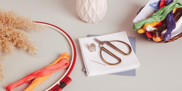 Artystka haftująca w pracowni